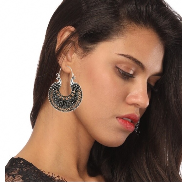 2/$20!  Antiqued Silver Flower Boho Earrings - Picture 3 of 8